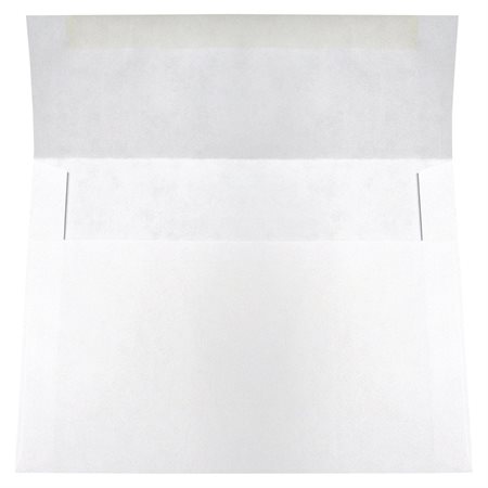 Enveloppe blanche d'invitation